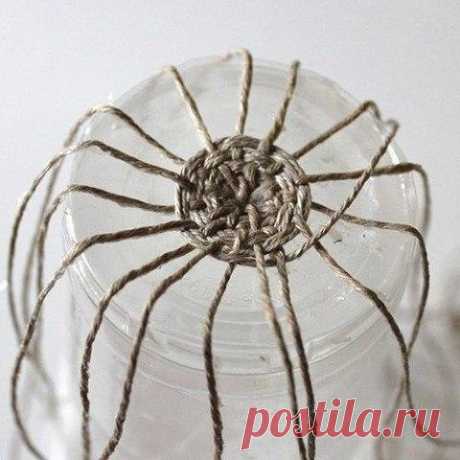 Корзинка из шпагата на форме из пластиковой бутылки — DIYIdeas