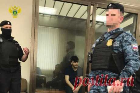 Аббасов и его соучастники при попытке скрыться совершили ряд преступлений. О том, какие именно преступления были совершены, не сообщается.