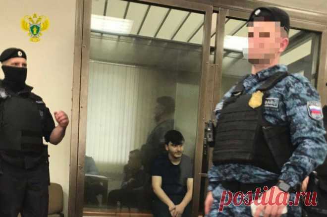 Аббасов и его соучастники при попытке скрыться совершили ряд преступлений. О том, какие именно преступления были совершены, не сообщается.