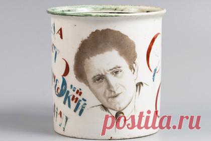 Россиянин нашел в гараже старую кружку и продал ее за четыре миллиона рублей. Руководитель Северного аукционного дома Андрей Ушаков рассказал о частых и необычных аукционных лотах. Одним из таких стала найденная россиянином в гараже старая кружка с портретом репрессированного Григория Евсеевича Зиновьева, которая ушла с молотка за 4,2 миллиона рублей.