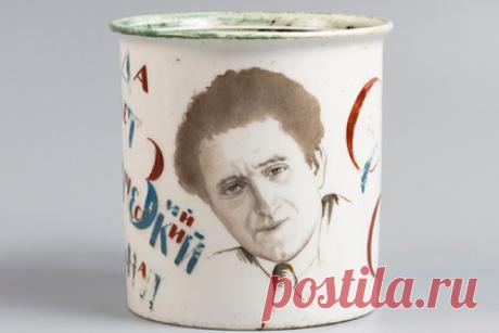 Россиянин нашел в гараже старую кружку и продал ее за четыре миллиона рублей. Руководитель Северного аукционного дома Андрей Ушаков рассказал о частых и необычных аукционных лотах. Одним из таких стала найденная россиянином в гараже старая кружка с портретом репрессированного Григория Евсеевича Зиновьева, которая ушла с молотка за 4,2 миллиона рублей.