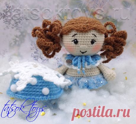 PDF Малышка Снежинка крючком. FREE crochet pattern; Аmigurumi doll patterns. Амигуруми схемы и описания на русском. Вязаные игрушки и поделки своими руками #amimore - маленькая кукла в наряде снежинки, пупс в новогоднем костюме, куколка к Новому году, пупсик, девочка.