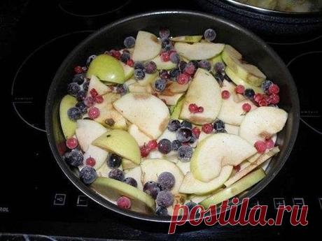 ШАРЛОТКА 

Ингредиенты:

● 3 куриных яйца
● 1 стакан сахара
● 1 стакан сметаны
● 1 стакан муки
● 1 ч/л соды
● 3 средних по размеру яблока 
● Горсть замороженной красной смородины 
● Горсть замороженной черной смородины

Приготовление:

Яйцо, сахар взбить. Ввести сметану, взбить. Соду гасим уксусом, добавляем и взбиваем. Яблоки готовы, осталось нарезать их тонкими ломтиками. В тесто вводим муку, взбиваем до однородной массы.
Половину теста для "шарлотки" выливаем в смазанну...