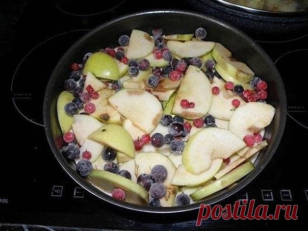 ШАРЛОТКА 

Ингредиенты:

● 3 куриных яйца
● 1 стакан сахара
● 1 стакан сметаны
● 1 стакан муки
● 1 ч/л соды
● 3 средних по размеру яблока 
● Горсть замороженной красной смородины 
● Горсть замороженной черной смородины

Приготовление:

Яйцо, сахар взбить. Ввести сметану, взбить. Соду гасим уксусом, добавляем и взбиваем. Яблоки готовы, осталось нарезать их тонкими ломтиками. В тесто вводим муку, взбиваем до однородной массы.
Половину теста для 