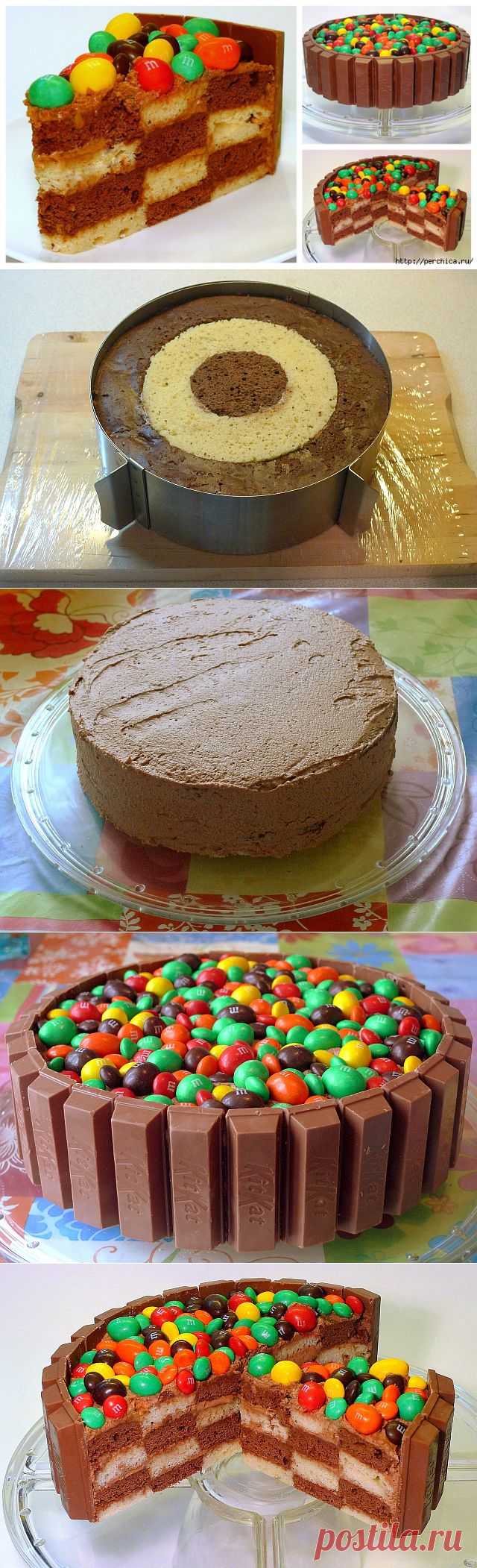 Шахматный торт с конфетными украшениями.