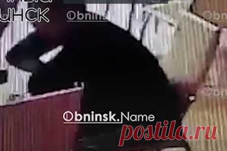 Место убийства молодого отца мигрантами в Обнинске попало на видео. В сети появилось видео с места драки мигрантов с россиянином, после которого погиб молодой отец. Конфликт начался в развлекательном комплексе на проспекте Ленина — в центре города. На кадрах видно сидящего за столом молодого человека и стоящих рядом мужчин. Они оживленно что-то обсуждают.