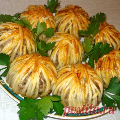 Мясные шарики с овощами 

Такой вкуснятины из фарша вы ещё точно не ели!

Ингредиенты
250г свинины
250г филе курицы
250г говядины
2 луковицы
1 морковь
1 перец сладкий
1 средний баклажан
0,5 кг помидор
2-3 зубчика чеснока
1 л…