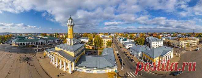 Старинный русский город Кострома лежит в 344 километрах от Москвы, на обоих берегах реки Волга. Кострома является частью «Золотого кольца России»: в этот туристический маршрут включено лишь около десятка городов, сохранивших наиболее уникальные памятники истории и архитектуры.



Основанная в 1152 году, Кострома является фактически ровесницей Москвы (1147 год). В течение многих столетий она находилась в центре событий и даже была столицей удельного княжества.