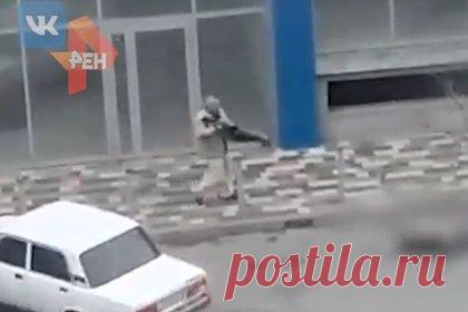 Неизвестный открыл стрельбу по людям на улице в Крымске. В Крымске неизвестный с ружьем открыл стрельбу по людям возле торгового центра «Славянский». По предварительным данным, мужчина сначала убил одного прохожего на улице Синева, после чего покончил с собой. Также еще один человек получил ранения. Правоохранители устанавливают обстоятельства произошедшего.