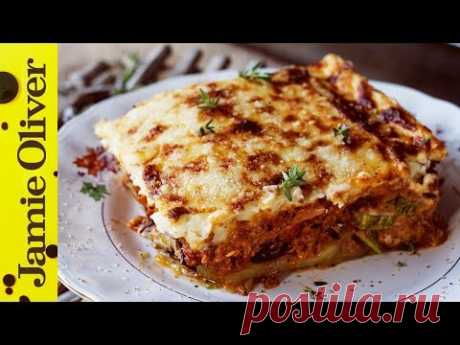 The wonderful Akis Petretzikis has a fantastic moussaka recipe using baked vegetables instead of fried to make it that little bit lighter. Delicious layers o...