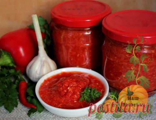 Аджика из помидоров с варкой готовится дольше, чем сырая, но с чесноком и перцем она получается настолько вкусной, что я настоятельно рекомендую на зиму любой из этих рецептов. Попробуйте приготовить соус с добавлением кабачков, или с яблоками, тоже получается великолепно. Еще люблю варить в мультиварке, и часто делаю острую
