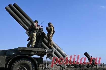 В Херсонской области отчитались за удары по позициям украинских военных. Военнослужащие Вооруженных сил России (ВС РФ) в течение недели поражая плавсредства противника срывали попытки ротации соединений Вооруженных сил Украины (ВСУ) под Херсоном. Об этом сообщил губернатор Херсонской области Владимир Сальдо. По его словам, российские бойцы также сорвали попытки подвоза военных грузов.