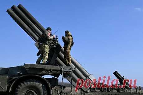 В Херсонской области отчитались за удары по позициям украинских военных. Военнослужащие Вооруженных сил России (ВС РФ) в течение недели поражая плавсредства противника срывали попытки ротации соединений Вооруженных сил Украины (ВСУ) под Херсоном. Об этом сообщил губернатор Херсонской области Владимир Сальдо. По его словам, российские бойцы также сорвали попытки подвоза военных грузов.