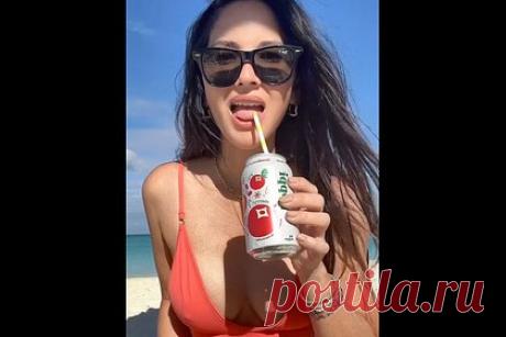 43-летняя популярная актриса поделилась видео в купальнике. Популярная американская актриса и комедиантка Оливия Манн поделилась откровенным видео. Так, 43-летняя звезда кинофильма «Хищник» предстала перед камерой в солнцезащитных очках и купальнике корралового цвета. На размещенных кадрах видно, что изделие оформлено глубоким декольте.