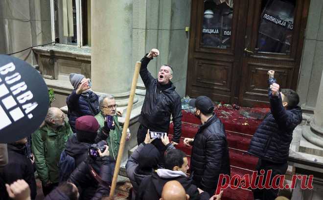 Сможет ли чего-то добиться начавшая уличные протесты сербская оппозиция. Протесты оппозиции в Сербии, вызванные ее отказом признать результатов парламентских и местных выборов, привели к беспорядкам в Белграде. Власти идти на уступки отказались. Как могут дальше развиваться события — в материале РБК