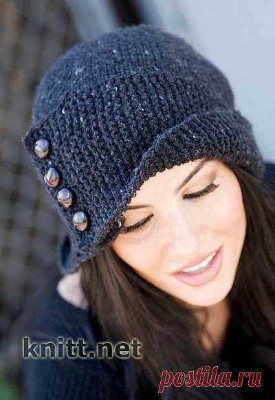 Вязаная спицами шапка с пуговицами и отворотом