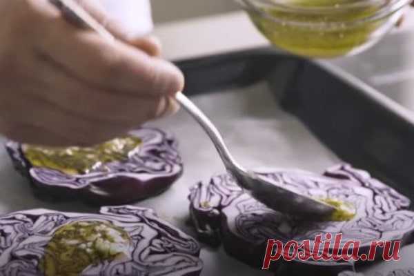 Шедевр из простых продуктов: стейки из краснокочанной капусты - Твоё Здоровье Стейки из краснокочанной капусты Что интересного можно приготовить из краснокочанной капусты, помимо привычного салата? Этот полезнейший овощ может быть приготовлен в виде… стейка! Дополненные мягким сыром, ароматной заправкой и ветчиной, стейки из краснокочанной капусты невероятно вкусны и полезны. Приготовьте этот шедевр на ужин уже сегодня! Для стейков приготовьте следующие ингредиенты: 350 гр...