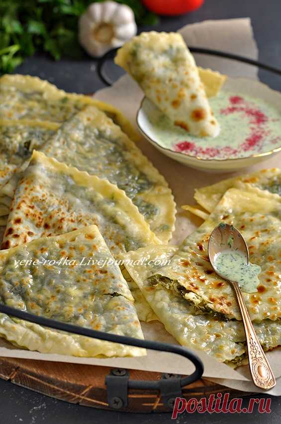 Азербайджанская кухня: Кутабы - рецепт теста, три вида начинки - с мясом, с сыром и с зеленью, и два вида соуса - томатный чесночно-мятный и йогуртовый с кинзой