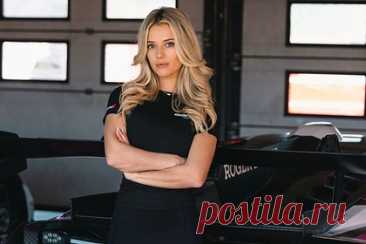 «Самая сексуальная автогонщица в мире» показала фигуру в обтягивающих лосинах