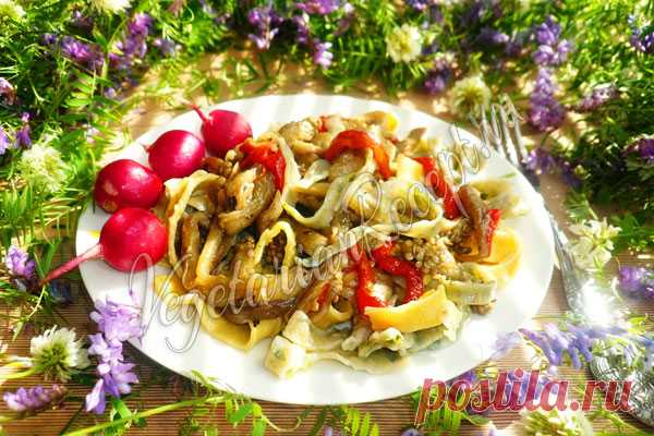 Лапша с овощами - запеченными баклажанами и перцем, рецепт с фото Лапша с овощами - вкусное постное ароматное блюдо, в котором баклажаны и перец запекаются в духовке и затем добавляются к лапше с пряностями и маслом.