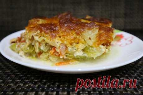Овощная запеканка с курицей в духовке Какой же вкусной получается овощная запеканка с курицей. Люблю этот рецепт за то что он готовится в духовке. Блюдо получается очень сытным, аппетитным и полезным. Ингредиенты-400 гр капусты- 1 морковь- 1 кабачок- 10 шт картофеля- 2 помидора- 1 куриное филе- 2 репчатых лука- соль и перец по...