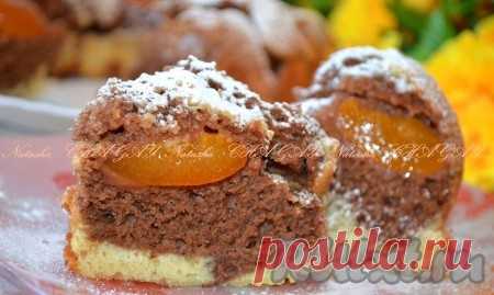 Пирог с консервированными абрикосами - 6 пошаговых фото в рецепте нежного и ароматного пирога. Можно приготовить и с другими фруктами, которые вам больше нравятся. 
3 яйца; 50 г сливочного масла; консервированные абрикосы; 2 ст. л. сметаны; 1,5 ч. л. разрыхлителя; 180 г сахара; щепотка ванилина; 200 г муки; 1 ст. л. какао-порошка; сахарная пудра для посыпки.