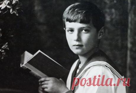 Долгожданный наследник семьи Романовых родился в 1904 году. В отличие от предыдущих четырех родов, в результате которых на свет появились девочки, эти были легкими и длились не более получаса. Однако счастье было недолгим. Спустя два месяца после родов стало понятно, что мальчик болен гемофилией. Случилось это после того, как никто не мог остановить кровотечение из пупка младенца