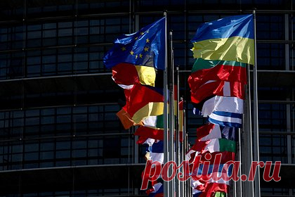 Евросоюз заявил о поддержке российских оппозиционеров. Официальный представитель внешнеполитической службы Европейского союза Петер Стано прокомментировал ситуацию, произошедшую с рок-группой «Би-2» в Таиланде и заявил, что Евросоюз не только выражает солидарность, но и оказывать практическую поддержку российским оппозиционерам.