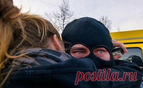 ГОСПОДЬ, прошу! Не допусти войну! Пусть кровь людская больше не прольется! Дай людям мир, покой и тишину! Укрой крылом от политического скотства! Прошу, ГОСПОДЬ, не допусти войны! Пусть брат на брата не идет в атаку! Спаси нас всех и сохрани! Нам не нужны вновь памятные даты...