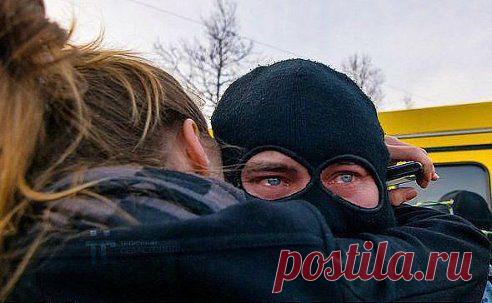 ГОСПОДЬ, прошу! Не допусти войну! Пусть кровь людская больше не прольется! Дай людям мир, покой и тишину! Укрой крылом от политического скотства! Прошу, ГОСПОДЬ, не допусти войны! Пусть брат на брата не идет в атаку! Спаси нас всех и сохрани! Нам не нужны вновь памятные даты...