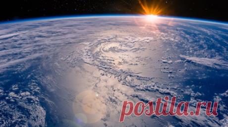 «Разрушительные и необратимые последствия»: учёные предупредили европейцев о катастрофе из-за коллапса течений АМОС. Учёные-климатологи обратились к лидерам стран Северной Европы с предупреждением о надвигающейся катастрофе из-за коллапса ключевых течений Атлантического океана. Открытое письмо подписали более 40 ведущих экспертов. По их словам, изменение циркуляции океана обернётся «разрушительными и необратимыми последствиями», особенно для Северной Европы, где установятся сильное похолодание…