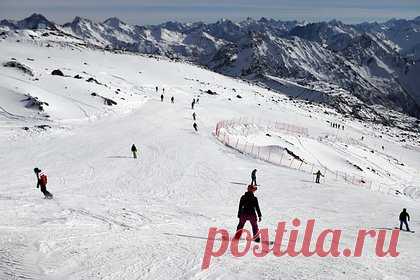 Популярный горнолыжный курорт России закрылся из-за непогоды. «Эльбрус» в Кабардино-Балкарии закрыли для туристов из-за непогоды во вторник, 6 февраля. Отмечается, что представители популярного горнолыжного курорта России принесли извинения гостям за доставленные неудобства. «Все службы курорта работают в усиленном режиме», — заявили они.