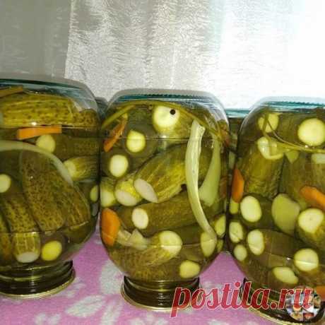 Маринованные огурцы , без уксуса. 
 
На маринад 1.5 (три литра одна банка): Вода- 1.5 литров 
Соль - 4 ч.л. 
Сахар-8ч.л. 
 
Лимонная кислота 
 
Чеснок 
Зонтики укропа 
Болгарский перец 
Морковь 
Перец горошек 
Чили перец острый 
 
1 . В стерилизованные баночки выкладываем огурчики , я обрезаю жопки (чтобы сразу достать и кушать).На дно укропа зонтик и перец горошек , остальные овощи примерно в середине огурцов заложить. 
2.Залить кипящей водой , накрыть крышкой , на 20 мин...