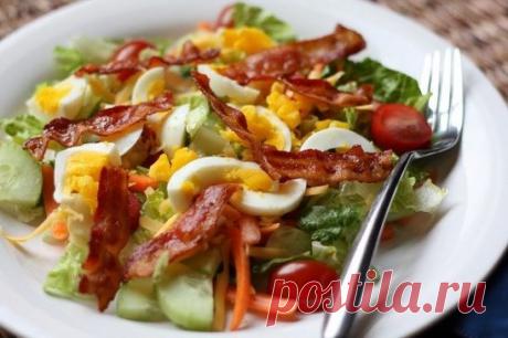 Теплый салат с беконом и яйцами без майонеза
Ингредиенты:
    бекон 50 г
    яйца 3 шт.
    перец черный молотый
    соус вустерский
    лук зеленый
    салат
    соль
    Яйца
    Бекон
Приготовление:
    1 На раскаленной сковороде обжарить бекон, порезанный полосками. Если бекон не жирный, добавить ложку растительного масла. Затем снять на тарелку, а в сковороду вылить яйца, посолить и поперчить по вкусу.
    2 Яйца мешать во время жарки, пока полностью не приготовятся. Зеленый лук мелко