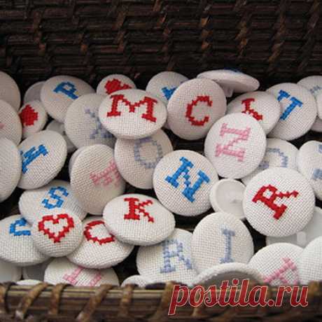 Идеи: пуговицы с вышивкой - Broidery.Ru Автор: Мари СТРАТАН История пуговиц, как функциональной детали одежды, насчитывает около полутора ты