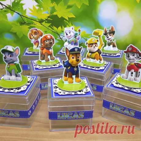 Caixa Acrilica Patrulha Canina no Elo7 | Corta e Dobra papelaria personalizada by Kátia Nishida (8D80F8) Caixa Acrílica personalizado em Scrap no tema Patrulha Canina. 
 
Medidas aproximada: 
Altura total com aplique: 7,5cm 
Altura da caixinha acrílica: 4,5cm 
Largura: 4,7cm 
 
***Informações Importantes*** 
* Confeccionados com material de alta qualidade. 
* Não acompanham doces (foto ilustrativa)....