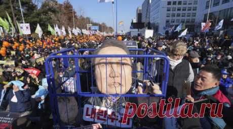 «Кризис продолжается»: как будет развиваться ситуация в Южной Корее после импичмента президента. Парламент Южной Кореи проголосовал за импичмент президента Юн Сок Ёля, сообщило агентство «Рёнхап». Причиной отстранения главы государства от власти стала попытка ввести военное положение. Теперь решение парламентариев должен будет утвердить или отменить Конституционный суд. Во время рассмотрения этого дела руководить страной будет премьер-министр Хан Док Су. По словам аналитиков, несмотря на…
