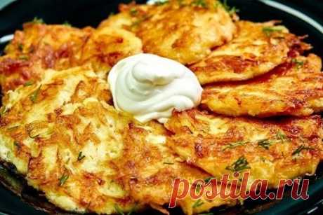 Никто не откажется от таких вкусных драников.
Попробуйте!

Ингредиенты:
Картофель — 6 шт.
Яйцо — 1 шт.
Мука — 2 ч. л.
Сметана — 150 г
Специи — по вкусу
Укроп — для подачи
Соль — по вкусу
Масло растительное — для жарки
Лимонный сок — 2 ч. л.

Приготовление:

1. Натереть картофель на крупной терке. Хорошо отжать. Масса должна быть не слишком жидкой, чтобы драники получились хрустящими.
2. Посолить, перемешать. Чтобы картофель не потемнел, добавить лимонный сок. Добавить смет...