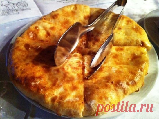 Быстрое хачапури к завтраку. Незабываемая вкуснятинка!
Предлагаем вам вкусные быстрые хачапури к завтраку для вашей семьи. Готовится за 5 минут — и вкусный и сытный завтрак для всей семьи готов. Минимум время и затрат! Попробуйте!
Ингредиенты: 
1 яйцо; 
1 ст. молока; 
1 ст. муки; 
300 г сулугуни (творога); 
30 г сливочного масла. 
Быстрое хачапури к завтраку: пошаговый рецепт 
Взбить венчиком яйцо в миске.Влить молоко и опять все взбить. 
Добавить муки и все взбить. 
Потереть 300 грамм сулугуни.