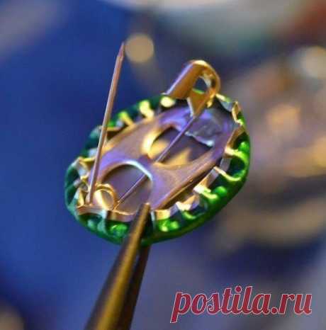 Значки и брошки из крышечек. Комплектом к недавним сережкам из них же! С серьгами все понятно, в ход идет только шило. А вот как можно прикрепить к крышечке булавку для застёжки:Читать дальше