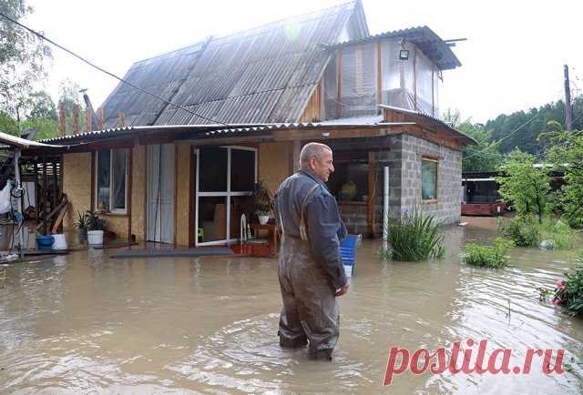 Паводки в Иркутской области. Режим ЧС из-за паводка был введен в Ангарском и Байкальском областях, еще в шести муниципалитетах действует режим повышенной готовности..