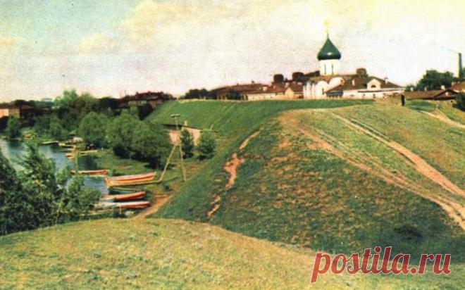 Переславль Залесский — основные достопримечательности Некоторые факты из истории развития города
Дошедшие до нас старые летописи повествуют о том, что основателем города был князь Юрий Долгорукий. По его указу в 1152 году на берегу речки Трубеж и был осн...