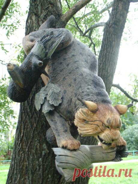 Деревянная скульптура Рысь перед атакой размещается на стене. Выполнена полой для облегчения веса и предохранения массива от растрескивания. Максимальный размер 90 см. Находится в коллекции автора. Выставлена на продажу. Цена 900000 руб.