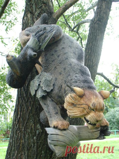 Деревянная скульптура Рысь перед атакой размещается на стене. Выполнена полой для облегчения веса и предохранения массива от растрескивания. Максимальный размер 90 см. Находится в коллекции автора. Выставлена на продажу. Цена 900000 руб.