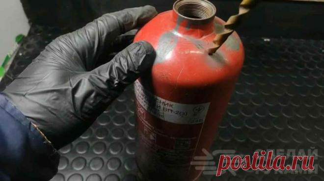 Пеногенератор для чистки салона или мойки авто из огнетушителя Для химчистки салона, а также для качественной мойки кузовной части автомобиля удобнее всего использовать пеногенератор. Если нет возможности его купить —