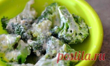 Брокколи с творожно-чесночным соусом
Ингредиенты
-Брокколи 350 г
-Творог 200 г
-Зелень
-Чеснок 1-2 зубчика
-Натуральный йогурт 4 ст. л.
-Соль, черный перец
Приготовление
Брокколи разбираем на соцветия и хорошо промываем. Отвариваем в течение 10 минут в кипящей и чуть подсоленной воде до мягкости.
Творог разминаем с пропущенным через пресс чесноком, добавляем йогурт, соль, перец и мелко порезанную зелень.
Брокколи выкладываем в глубокую тарелку и поливаем творожным соусом.
Приятного а