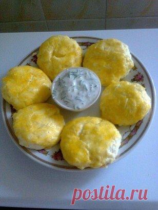 Сырники из цветной капусты 
1 цветная капуста 
1 куриное яйцо 
1 пачка творога до 2,5%% жирности 
соль, перец 
Отвариваем цветную капусту. Разминаем вилкой, добавляем творог, 1 
белок,соль,перец по вкусу, перемешиваем,скатываем шарики и выкладываем 
на застеленной бумагой противень, слегка шарики приплюснем,сверху 
смазываем желтком и запекаем в духовке при 200°С 20-25 минут. 
Соус 
В натуральный йогурт добавляем чуть укропа,немного чеснока, перемешиваем
 и едим с сырниками