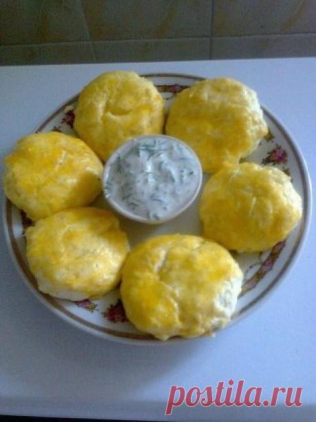 Сырники из цветной капусты 
1 цветная капуста 
1 куриное яйцо 
1 пачка творога до 2,5%% жирности 
соль, перец 
Отвариваем цветную капусту. Разминаем вилкой, добавляем творог, 1 
белок,соль,перец по вкусу, перемешиваем,скатываем шарики и выкладываем 
на застеленной бумагой противень, слегка шарики приплюснем,сверху 
смазываем желтком и запекаем в духовке при 200°С 20-25 минут. 
Соус 
В натуральный йогурт добавляем чуть укропа,немного чеснока, перемешиваем
 и едим с сырниками