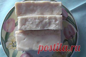 Как сварить мыло дома  НА ЗОЛЕ | СЕМЕЙНЫЙ КАПИТАЛ

http://techno.x51.ru/index.php?mod=text&uitxt=319  Ядровое мыло - мыловарение в домашних условиях

http://techno.x51.ru/index.php?mod=text&uitxt=877
Мыло из золы

http://academy-miracles.ru/wonders/170/56717.html
Колониальное мыловарение: 3 основных этапа
1.    Производство щелочи из древесной золы. 
2.    Очистка жиров. 
3.    Смешивание жиров со щелочью и кипячение смеси для получения мыла.