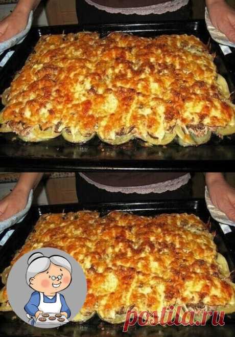 Блюдо, которое обязательно готовлю, когда жду гостей.
Вкусно, просто сытно. 

Понадобится:
Картофель (6шт),
Лук (1шт),
Фарш свинина (400г),
Грибы (100-150г),
Сметана (1 стакан),
Яйцо,
Чеснок (2 дольки),
Соль, перец.

Приступим к приготовлению:

- Картофель очистить и нарезать тонкими ломтиками. Лук порезать полукольцами. Грибы порезать небольшими кубиками, смешать с фаршем и приправить солью и перцем.

Для заправки:
- Сметану смешать с пропущенным через пресс чесноком, доб...